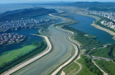 城市街道俯视角度，丽丽小站出行攻略配图，阳光洒落在石板路上，行人稀少的周末清晨，旅行轻松惬意感